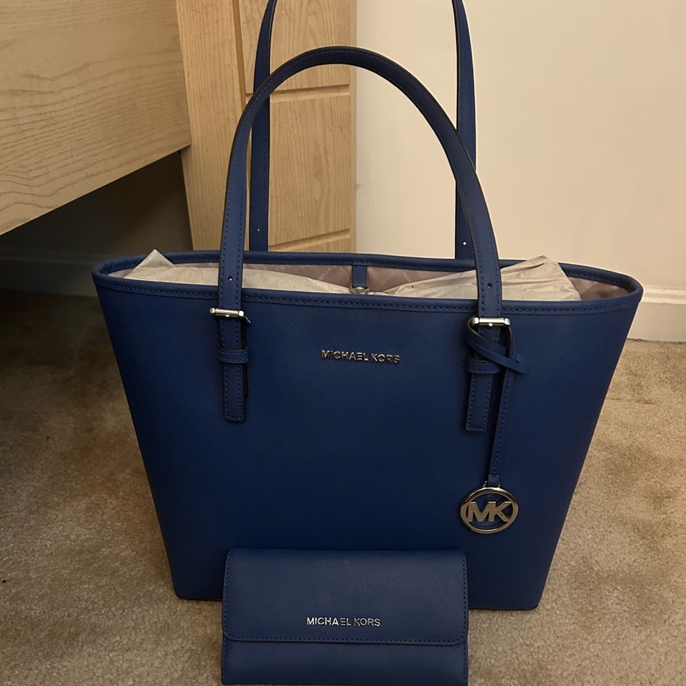 Authentic Saffiano Leather Michael Kors Tote w/Matching Wallet